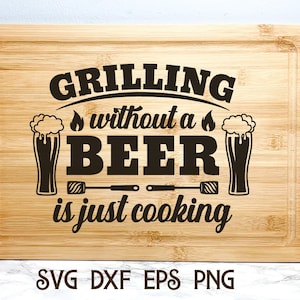Könnte beinhalten: Ein braunes, rechteckiges Schneidebrett aus Holz mit dem Text "Grillen ohne Bier ist nur Kochen" in schwarzer Schrift. Zwei Bierkrüge mit Flammen befinden sich auf beiden Seiten des Textes. Das Schneidebrett hat einen erhöhten Rand um den Umfang.
