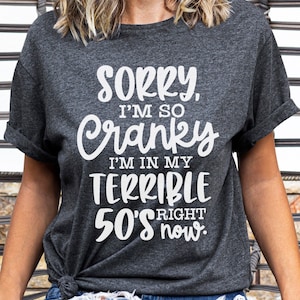 Desculpe, estou tão irritadiço, estou na minha terrível década de 50 agora, camiseta engraçada de aniversário de 50 anos, design svg, citação sarcástica de caneca, ditado adulto, rabugento svg