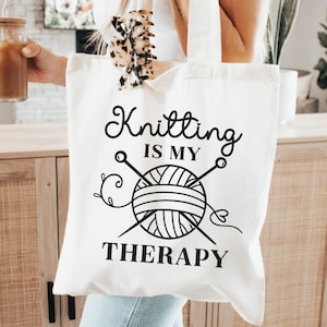 Stricken ist meine Therapie, Garn-Zitat-Svg, Stricken-Svg, Wolle-Svg, Strickdesign, Wollknäuel-Svg, Stich-Svg, Häkeln-Svg, Stricken-Einkaufstasche-Svg