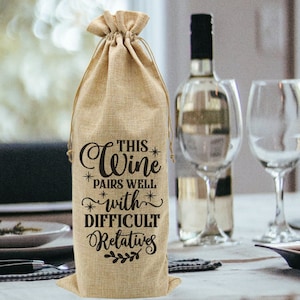 Svg drôle de sac de vin, ce vin s'accorde bien avec des parents difficiles, Svg humour avec humour, Sac fourre-tout à vin de Noël, Citations sur le vin, Svg humour sur le vin