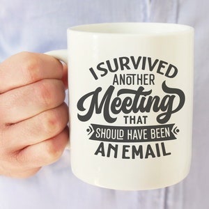 Sobreviví a otra reunión Humor de oficina Svg Tazas de café Svg, Humor para adultos Svg, Snarky Svg, Taza de café sarcástica, Citas de humor Svg, Café Svg