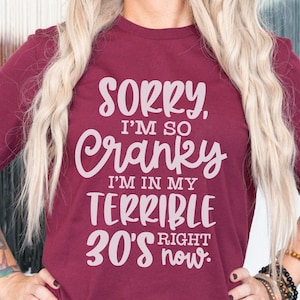 Desculpe, estou tão irritado, estou na casa dos 30 agora, Citação de mulher atrevida, Designs de camisetas SVG, Provérbios adultos, Sarcasmo da idade, Caneca engraçada SVG