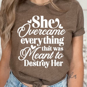 Camiseta con frase "Mujer fuerte" (Svg), Empoderamiento (Svg), Emprendimiento (Svg), Ella lo superó todo, Feminismo (Svg), Amor propio (Svg), Persistencia (Svg)