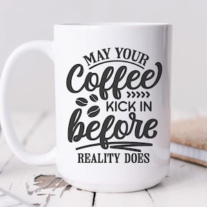 Que su café entre en acción antes de que la realidad haga svg, archivo svg de café, refranes divertidos de café svg, taza de café svg, amante del café svg, taza de café svg