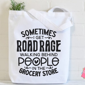 K&ouml;nnte beinhalten: Wei&szlig;e Einkaufstasche mit schwarzem Text, der "Sometimes I get road rage walking behind people in the grocery store" lautet.
