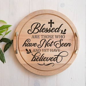 Tabla de cortar de la Biblia SVG, tabla de charcutería svg, cocina cristiana diciendo svg, bandeja de las Escrituras svg, verso de comida svg, signo de cocina religiosa svg