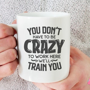 Je hoeft niet gek te zijn om hier te werken Sarcastische koffie Svg Coffee Quotes Svg, grappige koffie Svg, Sassy Mug Svg, Quotes voor mokken, mok Svg