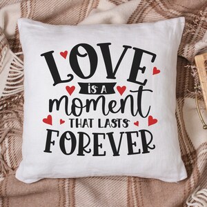 Valentijnsdag kussen SVG, liefde is een moment dat eeuwig duurt, romantisch gezegde SVG, huwelijk SVG, slaapkamer teken, liefde citaat SVG, bruiloft SVG