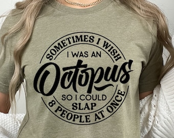 Könnte beinhalten: Ein grünes T-Shirt mit einem schwarzen Kreis-Motiv, auf dem steht: "Sometimes I wish I was an Octopus so I could slap 8 people at once".