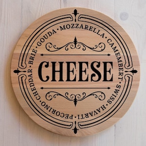 Tabla de quesos con frase Svg, tabla de cortar redonda Svg, queso y charcutería Svg, bandeja para servir Svg, vino y queso Svg, cocina Svg, bandeja de queso Svg