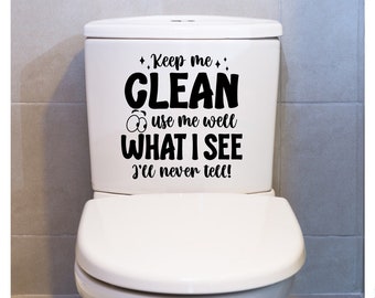 Könnte beinhalten: Eine weiße Toilette mit einem schwarzen Vinyl-Aufkleber mit der Aufschrift "Keep me clean, use me well what I see I'll never tell!"