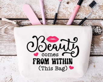 Trousse de maquillage en toile drôle Svg, la beauté vient de l'intérieur, trousse à maquillage disant Svg, maquillage citation Svg, pochette à fermeture éclair Svg, trousse de toilette Svg