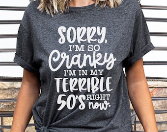 Désolé, je suis tellement grincheux, je suis dans ma terrible cinquantaine en ce moment, 50e anniversaire drôle de tshirt Svg Design, citation de tasse sarcastique, dicton adulte, grincheux Svg
