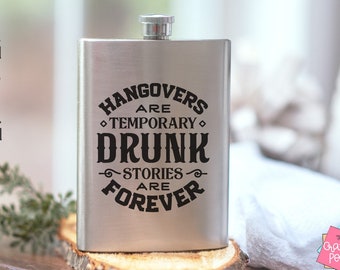 Könnte beinhalten: Eine silberne Trinkflasche mit einer schwarzen Aufschrift, die lautet: "Kater sind vorübergehend, betrunkene Geschichten sind für immer".