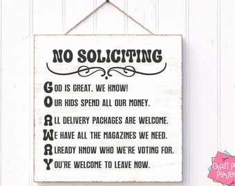 Könnte beinhalten: Ein weißes Schild mit schwarzem Text, auf dem "NO SOLICITING" steht und eine Liste mit Gründen, warum man an diesem Haus nicht werben sollte. Die Liste lautet: "GOD IS GREAT, WE KNOW! OUR KIDS SPEND ALL OUR MONEY. ALL DELIVERY PACKAGES ARE WELCOME. WE HAVE ALL THE MAGAZINES WE NEED. ALREADY KNOW WHO WE'RE VOTING FOR. YOU'RE WELCOME TO LEAVE NOW."