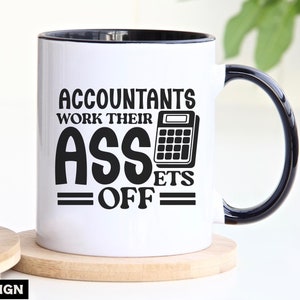 Grappige accountant mok SVG, boekhoudkundige humor SVG, CPA gift SVG, accountants werken hun activa uit SVG, boekhouder shirt SVG, fiscale seizoen SVG