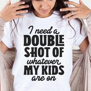 J'ai besoin d'une double photo de tout ce que portent mes enfants, Designs Svg maman, Svg chemise maman, Svg maman rigolote, Svg maman fatiguée, Svg dictons drôles, Design Svg