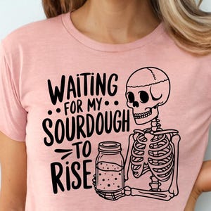 Masa madre fermentada Svg Png, esperando a que suba mi masa madre, Homesteader Svg, humor sobre la repostería de pan, Homemaking Svg, divertida camiseta de masa madre Svg