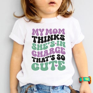 Peuter shirt SVG, kinderen zeggen SVG, mijn moeder denkt dat ze de leiding heeft, grappige peuter SVG, jongen SVG, kinderen citaten SVG, moeder zeggen SVG, kind SVG