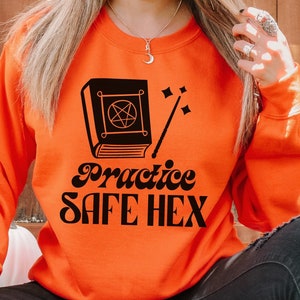 Practicar maleficio seguro, camiseta de bruja divertida svg, Halloween sarcástico, taza de bruja diciendo, svg espeluznante, brujería, svg hexagonal divertido, magia, hechizo de bruja