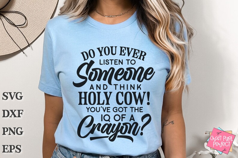 Może przedstawiać: Jasnoniebieska koszulka z czarnym nadrukiem "Do you ever listen to someone and think Holy Cow! You've got the IQ of a Crayon?"
