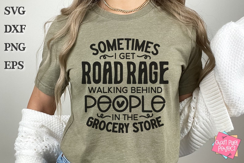 K&ouml;nnte beinhalten: Ein gr&uuml;nes T-Shirt mit dem Text "Sometimes I get road rage walking behind people in the grocery store" in Schwarz gedruckt.