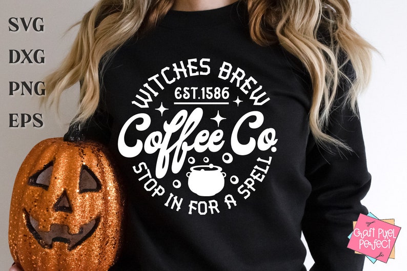 以下が含まれることがあります： 「Witches Brew Coffee Co. Est. 1586 Stop in for a Spell」と書いてある白い円形のデザインが施された黒いスウェットシャツ。釜のグラフィックが描かれている。