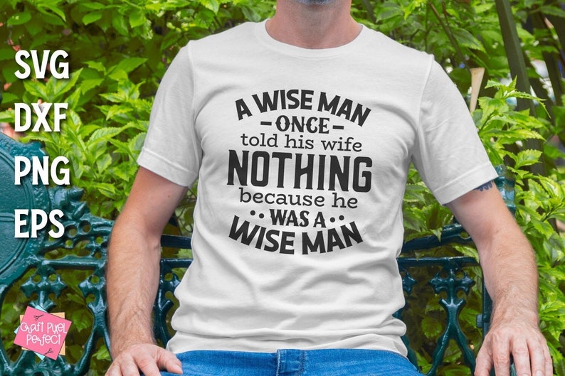 Może przedstawiać: Biały t-shirt z czarnym nadrukiem, kt&oacute;ry brzmi: "A wise man -once- told his wife nothing because he ...was a... wise man".