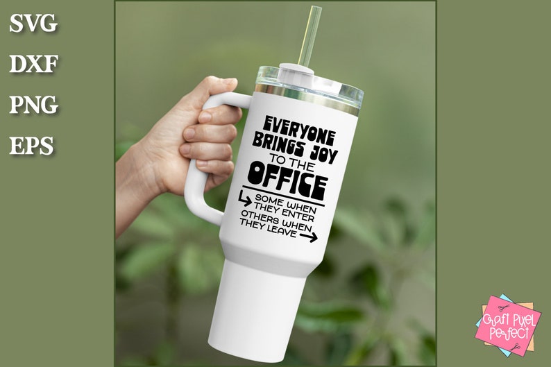 Puede incluir: Taza de viaje blanca con asa negra y una inscripci&oacute;n negra que dice "Todo el mundo trae alegr&iacute;a a la oficina. Algunos cuando entran, otros cuando se van."