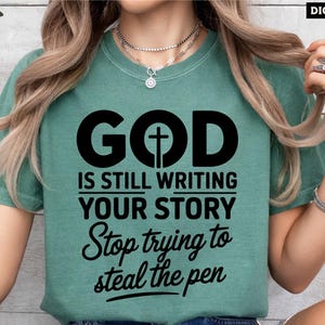 Vrouwen geloof Shirt Svg Png, God schrijft nog steeds je verhaal Svg, christelijk gezegde Svg, religieus shirt Svg, spiritueel citaat, schrift Svg