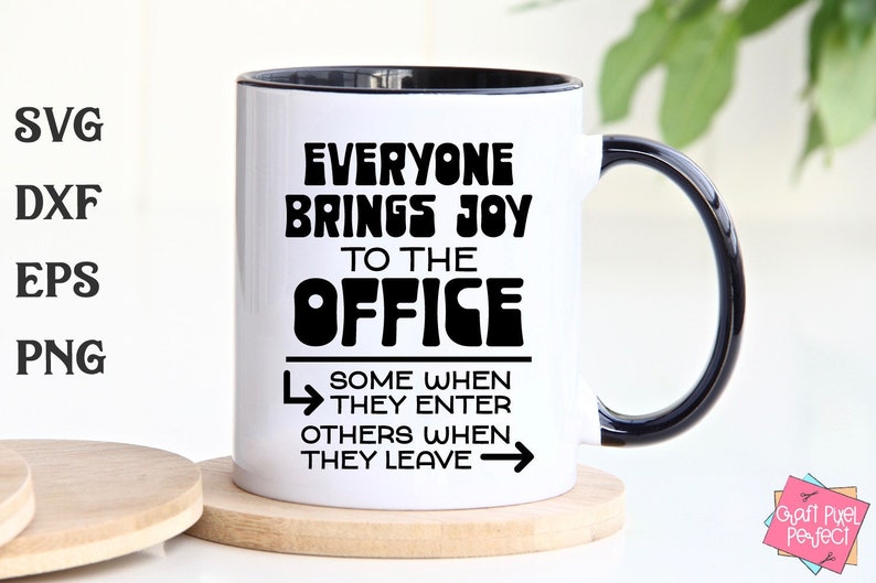 Puede incluir: Taza de caf&eacute; de cer&aacute;mica blanca con asa y borde negros. La taza tiene texto negro que dice "Todo el mundo trae alegr&iacute;a a la oficina. Algunos cuando entran, otros cuando se van."