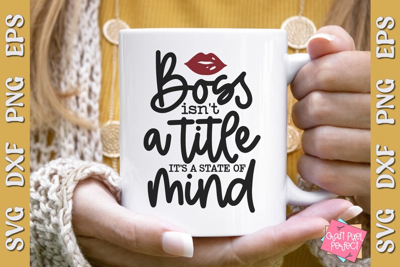 Puede incluir: Taza de cer&aacute;mica blanca con un dise&ntilde;o en negro y rojo. La taza presenta el texto "Ser jefe no es un t&iacute;tulo, es un estado mental".