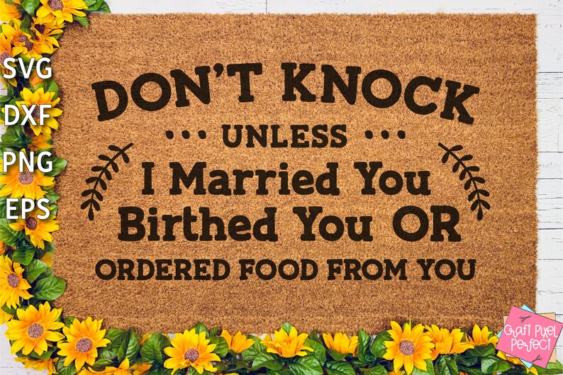 K&ouml;nnte beinhalten: Eine braune Fu&szlig;matte mit dem Text "DON'T KNOCK... UNLESS... I Married You Birthed You OR ORDERED FOOD FROM YOU" in schwarzer Schrift. Die Fu&szlig;matte ist von einem Rand aus gelben Sonnenblumen umgeben.