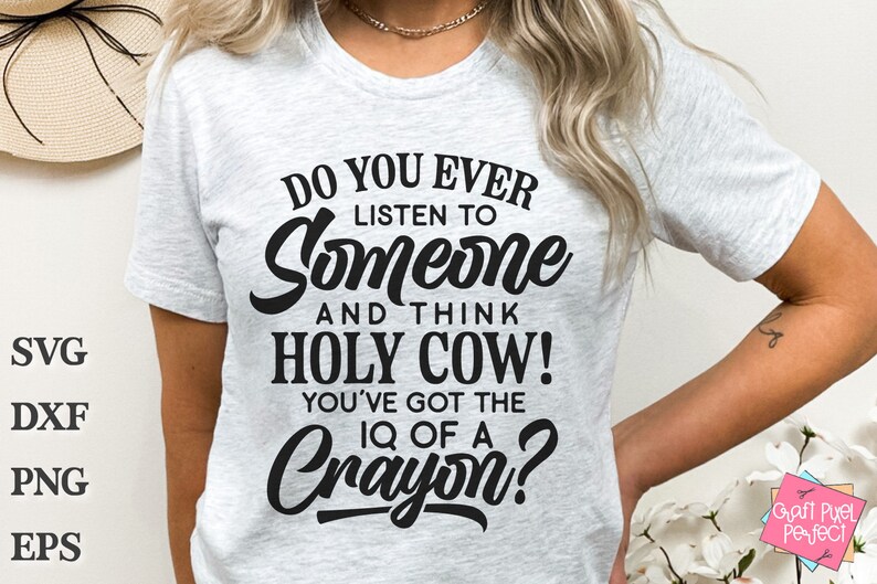 Może przedstawiać: Biała koszulka z czarnym nadrukiem: "Do you ever listen to someone and think HOLY COW! You've got the IQ of a Crayon?"