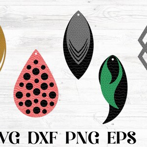 Pu&ograve; includere: Cinque diversi modelli di orecchini per l'artigianato. Gli orecchini sono in pelle e presentano vari motivi, tra cui pois, forme geometriche e un design a foglia. Gli orecchini sono in tonalit&agrave; oro, rosa, verde e grigio.