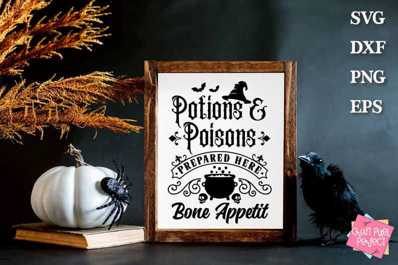 Pu&ograve; includere: Un cartello di legno con una grafica in bianco e nero di un calderone, pipistrelli e un cappello da strega. Il testo recita "Pozioni & Veleni Preparati Qui. Buon appetito".