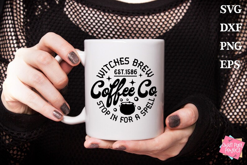 以下が含まれることがあります： 「Witches Brew Coffee Co. Est. 1586 Stop in for a Spell」と書いてある白黒のグラフィックデザインが施された白いコーヒーカップです。