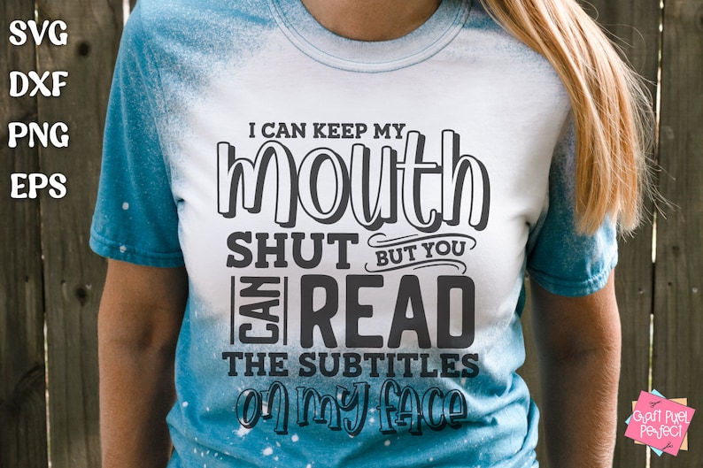 K&ouml;nnte beinhalten: Wei&szlig;es und blaues T-Shirt mit Batikmuster und dem Text "I can keep my mouth shut but you can read the subtitles on my face" in Schwarz. Das Shirt hat auch die Texte SVG, DXF, PNG und EPS.