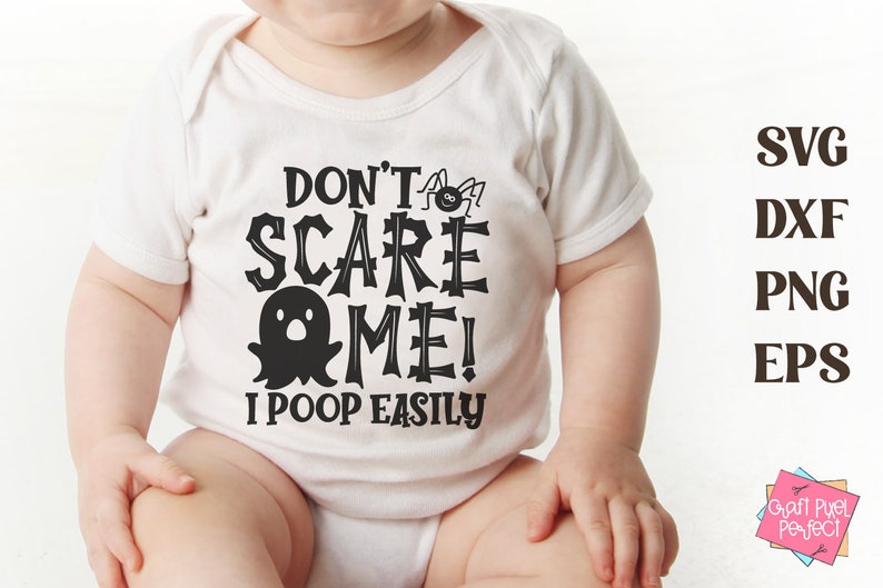 K&ouml;nnte beinhalten: Ein wei&szlig;er Baby-Strampler mit schwarzem Text, der "Mach mir keine Angst! Ich kacke leicht" lautet. Ein kleiner schwarzer Spinnen und ein Geist sind ebenfalls auf dem Strampler.