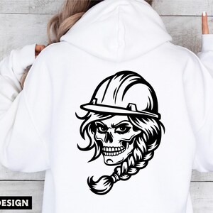Op de afbeelding: Zwart-witte illustratie van een schedel met een helm en een vlecht. De schedel heeft een woeste uitdrukking en kijkt recht naar de kijker.