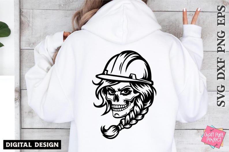 Op de afbeelding: Zwart-witte illustratie van een schedel met een helm en een vlecht. De schedel heeft een woeste uitdrukking en kijkt recht naar de kijker.