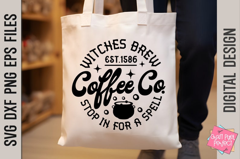 以下が含まれることがあります： 「Witches Brew Coffee Co. Est. 1586 Stop in for a Spell」と書いてある白地に黒と白のデザインのトートバッグ。デザインには、蒸気が出ている釜が描かれている。