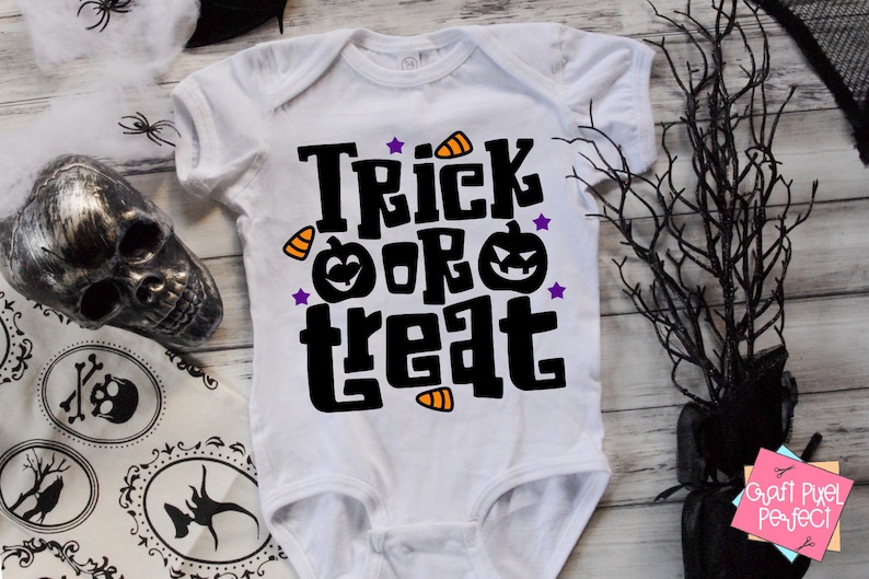 K&ouml;nnte beinhalten: Wei&szlig;er Baby-Strampler mit schwarzem Text "Trick or Treat" mit orangefarbenen und schwarzen Maisbonbons und K&uuml;rbisgrafiken.