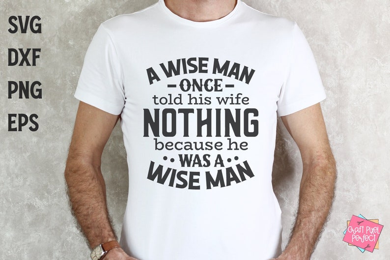 Może przedstawiać: Biały t-shirt z czarnym nadrukiem, kt&oacute;ry brzmi "A wise man -once- told his wife nothing because he was a wise man".