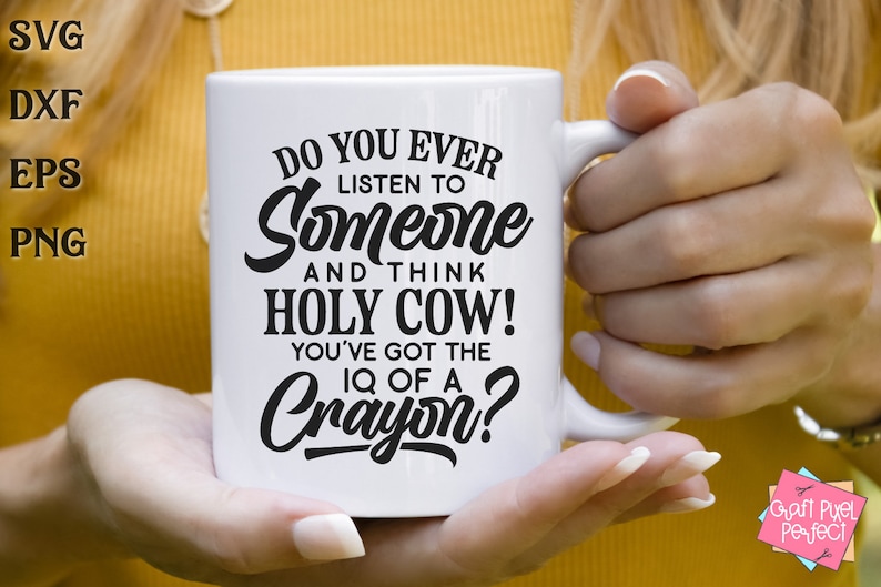 Może przedstawiać: Biały kubek ceramiczny z czarnym tekstem, kt&oacute;ry brzmi: "Do you ever listen to someone and think Holy Cow! You've got the IQ of a Crayon?"