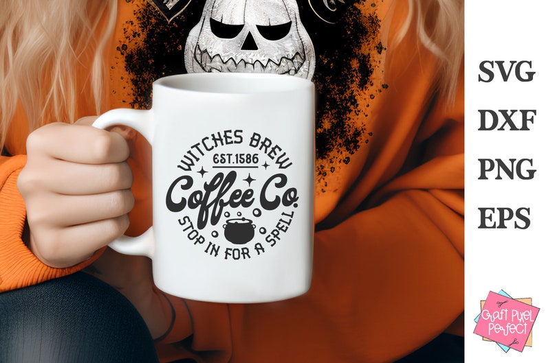以下が含まれることがあります： 「Witches Brew Coffee Co. Est. 1586 Stop in for a Spell」と書いてある白地に黒と白のグラフィックデザインが施された白いコーヒーカップ。グラフィックには泡が立った釜が描かれている