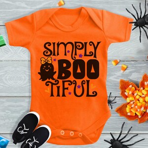 Pu&ograve; includere: Body neonato arancione con il testo "Simply Boo Tiful" in nero e un simpatico fantasma.