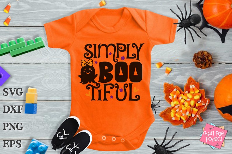 Pu&ograve; includere: Body neonato arancione con il testo "Simply Boo Tiful" in nero e un simpatico fantasma.