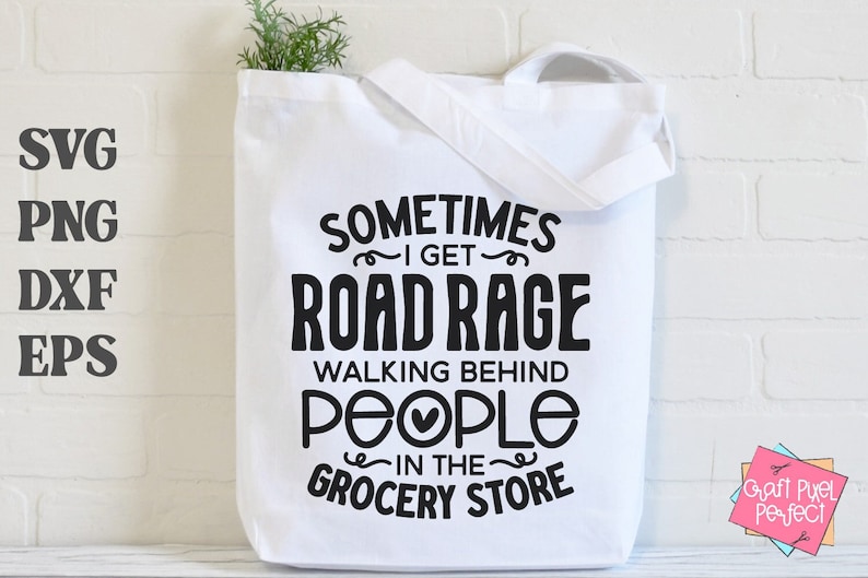 K&ouml;nnte beinhalten: Wei&szlig;e Einkaufstasche mit schwarzem Text, der "Sometimes I get road rage walking behind people in the grocery store" lautet.