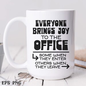 Puede incluir: Taza de caf&eacute; de cer&aacute;mica blanca con un dise&ntilde;o negro que dice "Todo el mundo trae alegr&iacute;a a la oficina. Algunos cuando entran, otros cuando se van."